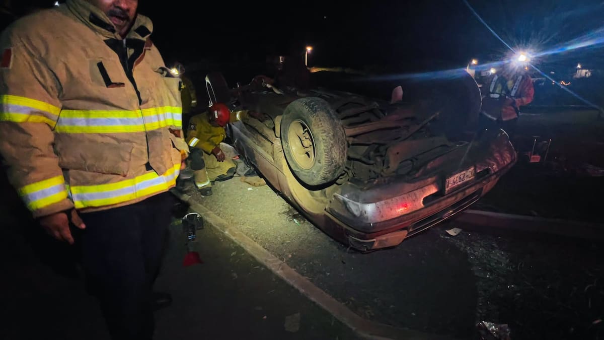 Un hombre murió prensado tras la volcadura de una camioneta con reporte de robo en Villa Residencial del Rey II, Ensenada. Foto: Cortesía