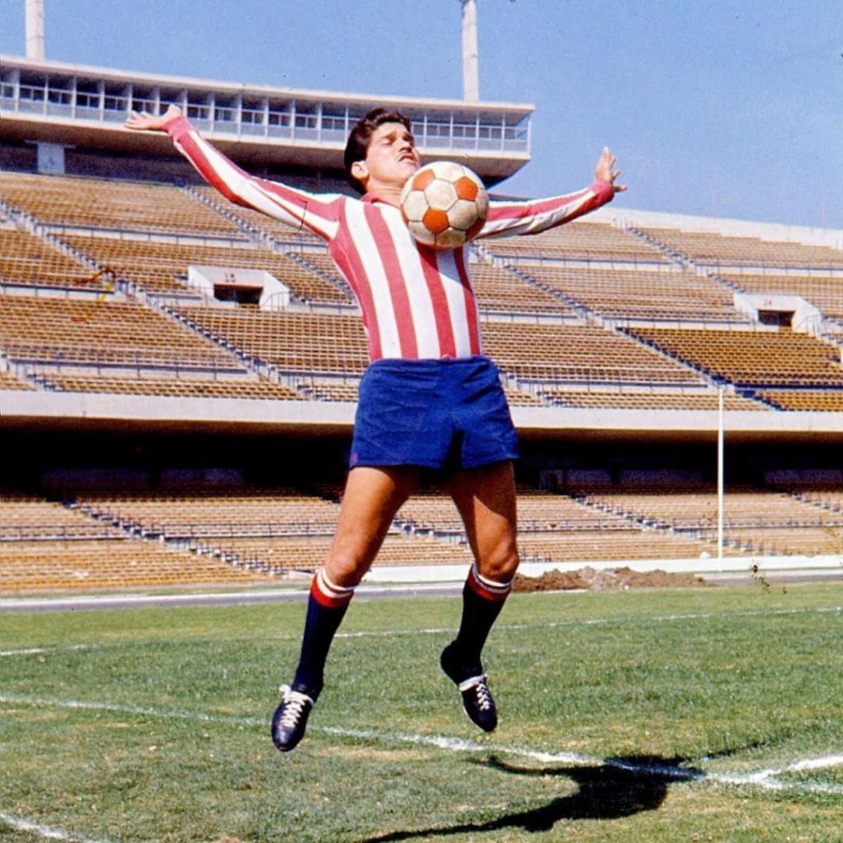 Salvador Reyes, campeón de goleo con las Chivas en la temporada 1961-62.