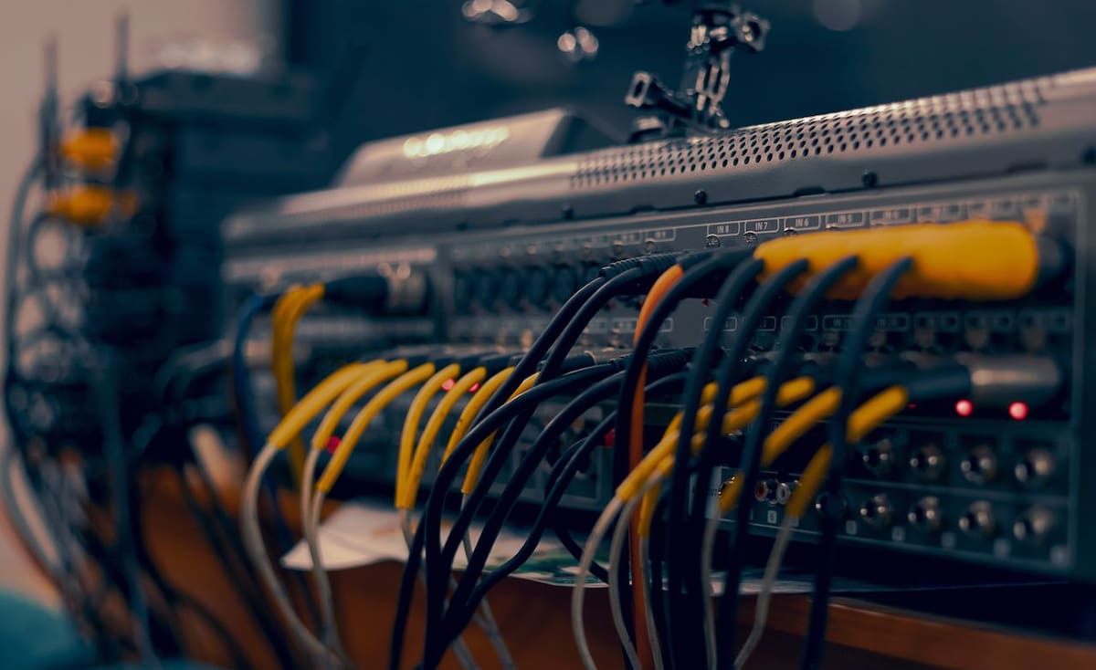 Algunos especialistas sí lo consideran necesario, pero otros afirman que usar otros cables de menor precio pueden funcionar adecuadamente sin que se detecte una diferencia entre las más costosa. | Foto: Pexels
