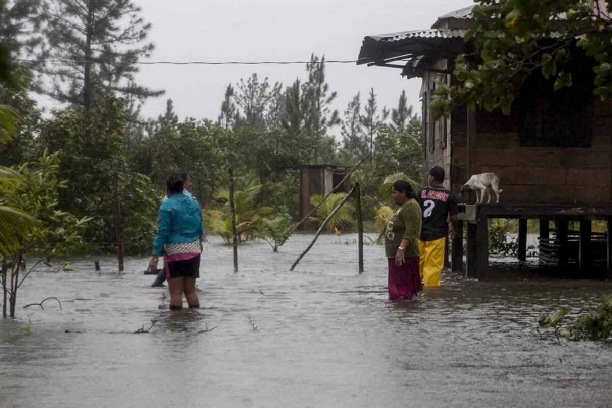 Eta en Centroamérica: "Cientos de familias llevan atrapadas 30 horas sobre sus tejados"