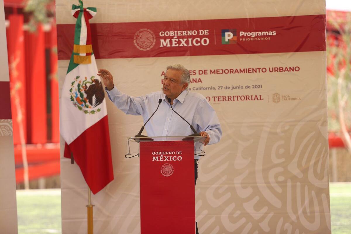 Promete AMLO regularizar en Baja California autos 'chocolate'