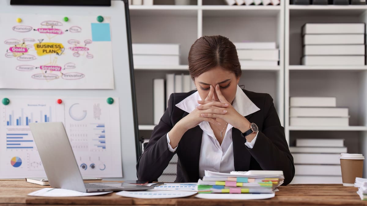 Para quienes se reconocen en este perfil, Alonso recomienda establecer límites laborales como una estrategia para cuidar el bienestar emocional.