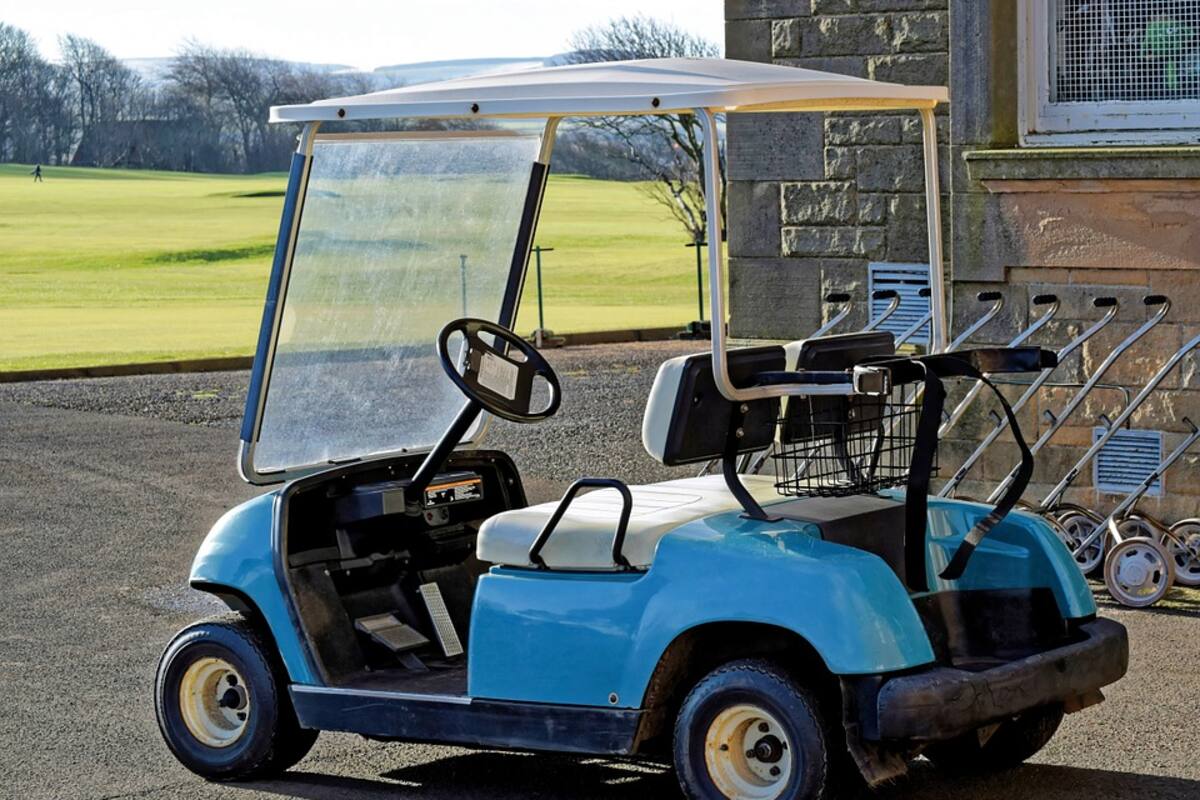 EU: Hombre conduce carrito de golf dentro de Walmart
