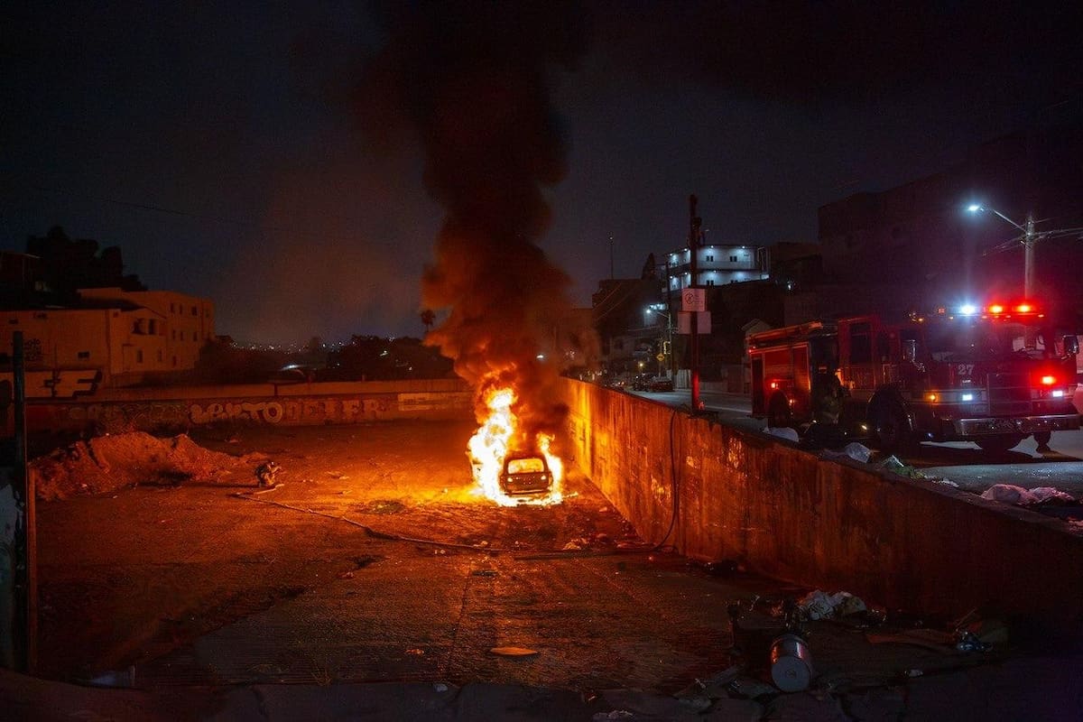Dos incendios registrados durante la madrugada de este lunes movilizaron a cuerpos de emergencia en distintos puntos de Tijuana. Foto: Border Zoom