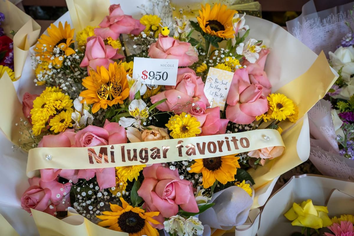 La tradición de regalar flores amarillas se ha popularizado como símbolo de amor, amistad y nuevos comienzos. Foto:BorderZoom