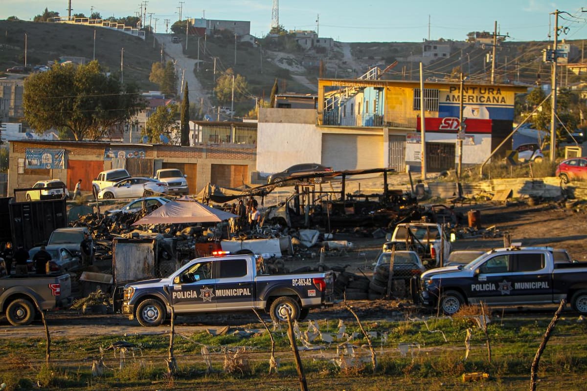 Un ataque armado registrado en un yonke del fraccionamiento Urbi 1 dejó un vehículo incendiado y dos hombres lesionados por disparos de arma de fuego. Foto: Border Zoom