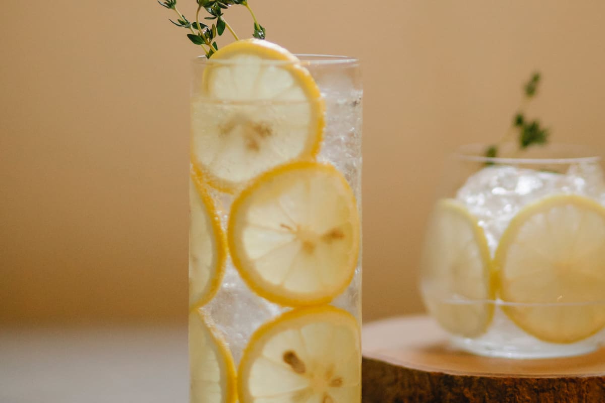 Agua con limón: beneficios y precauciones de esta tendencia saludable