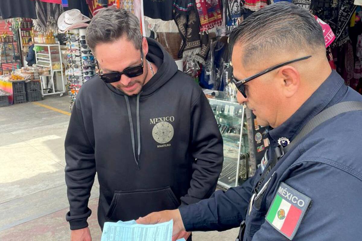 Dan de baja a policía por extorsión en Rosarito