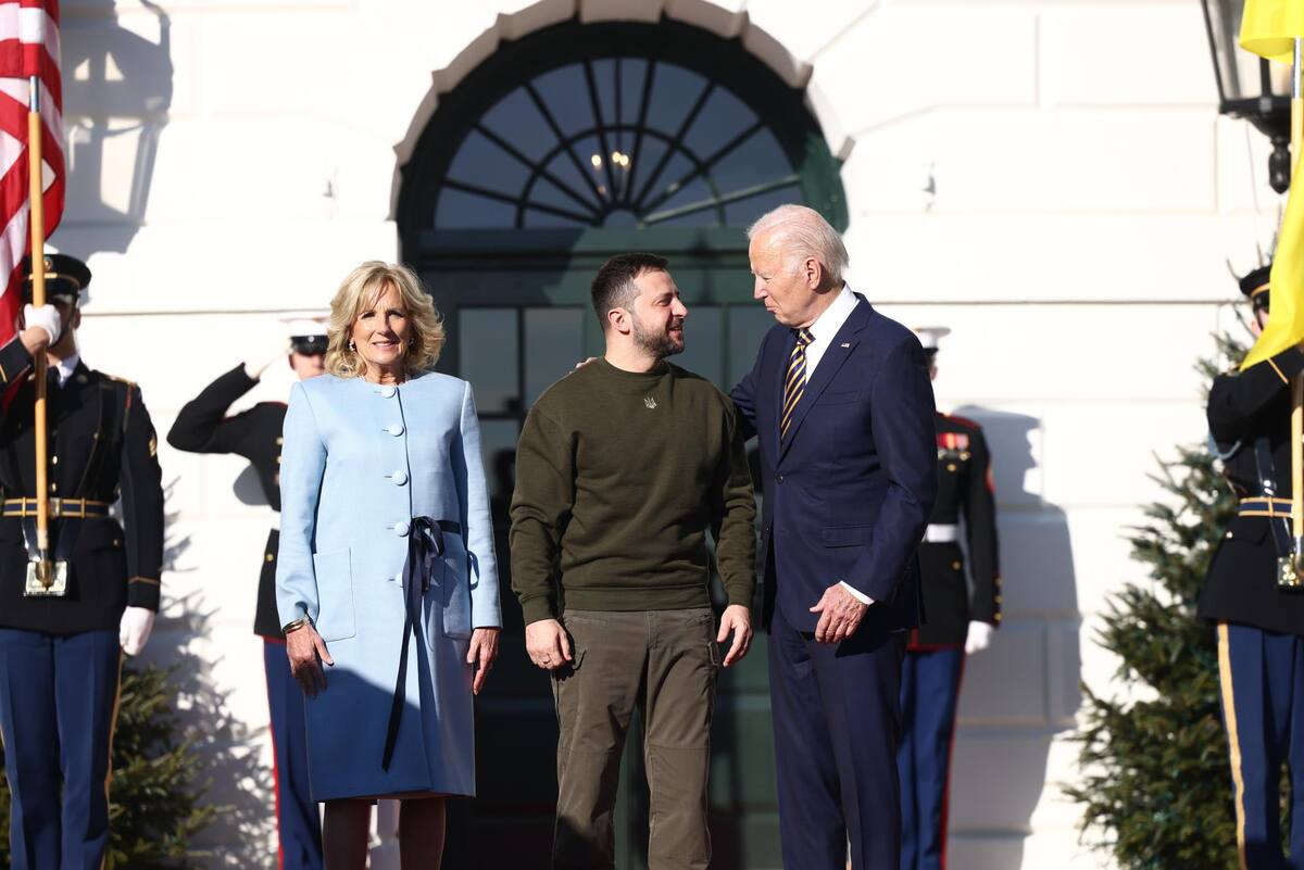 La primera dama de EU, Jill Biden (izquierda), el presidente de Ucrania, Vladimir Zelenski (centro) y el presidente de EU, Joe Biden (derecha). | Crédito: EFE/EPA/JIM LO SCALZO