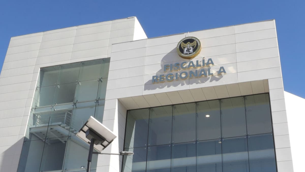 Cuerpo calcinado es dejado frente a instalaciones de la Fiscalía en León, Guanajuato y genera movilización policial mientras peritos buscan identificar a la víctima y esclarecer el caso