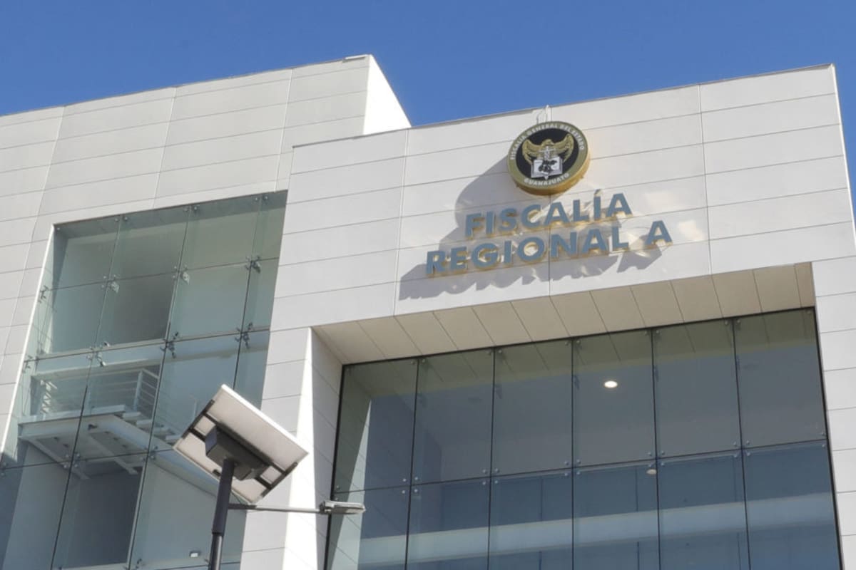 Cuerpo calcinado es dejado frente a instalaciones de la Fiscalía en León, Guanajuato y genera movilización policial mientras peritos buscan identificar a la víctima y esclarecer el caso