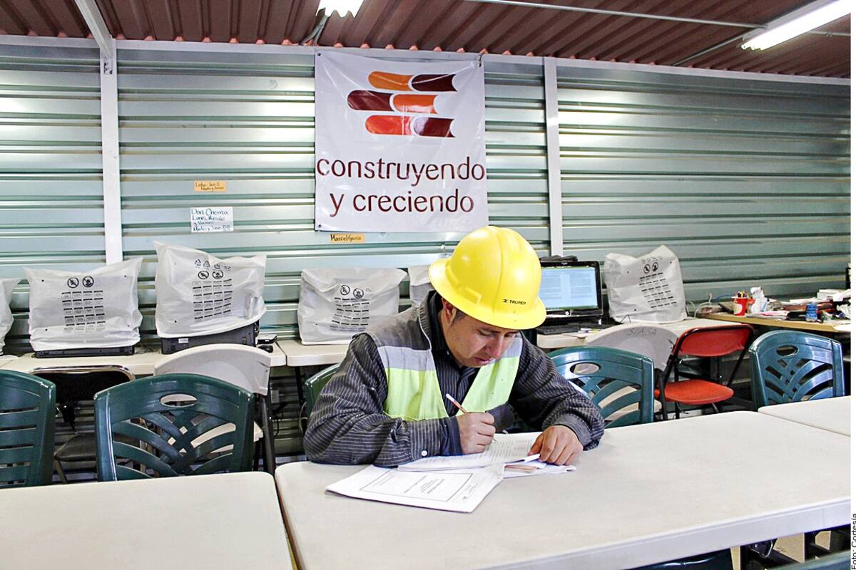 Albañiles pueden prepararse para obtener certificado de educación media