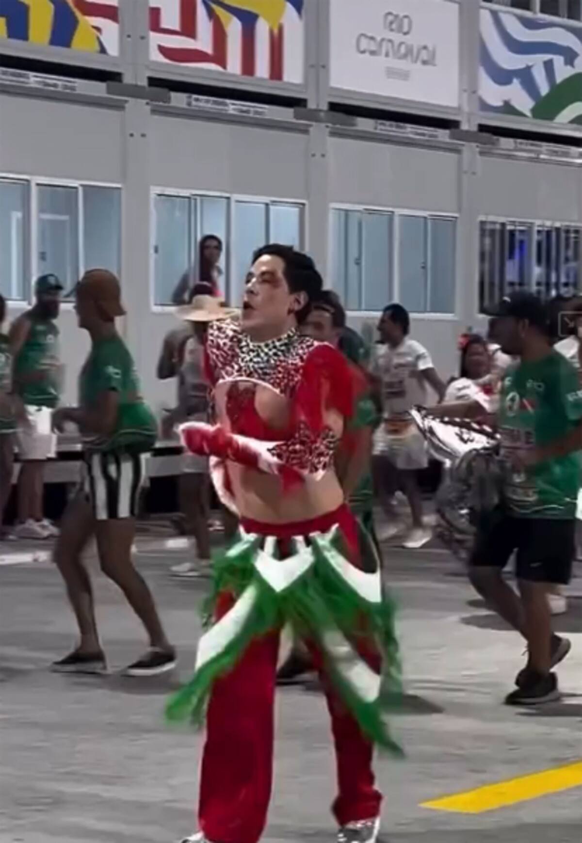 Se espera que en las próximas horas se den a conocer más detalles de la participación de Christian Chávez en la celebración del carnaval.