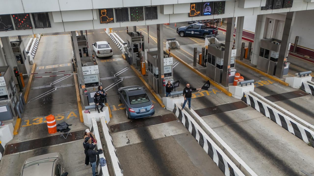 Las acciones se realizaron en Playas de Tijuana, Rosarito y Ensenada. El magisterio mantiene sus demandas relacionadas con la Ley del ISSSTE de 2007 y el sistema de pensiones. Foto: Border Zoom