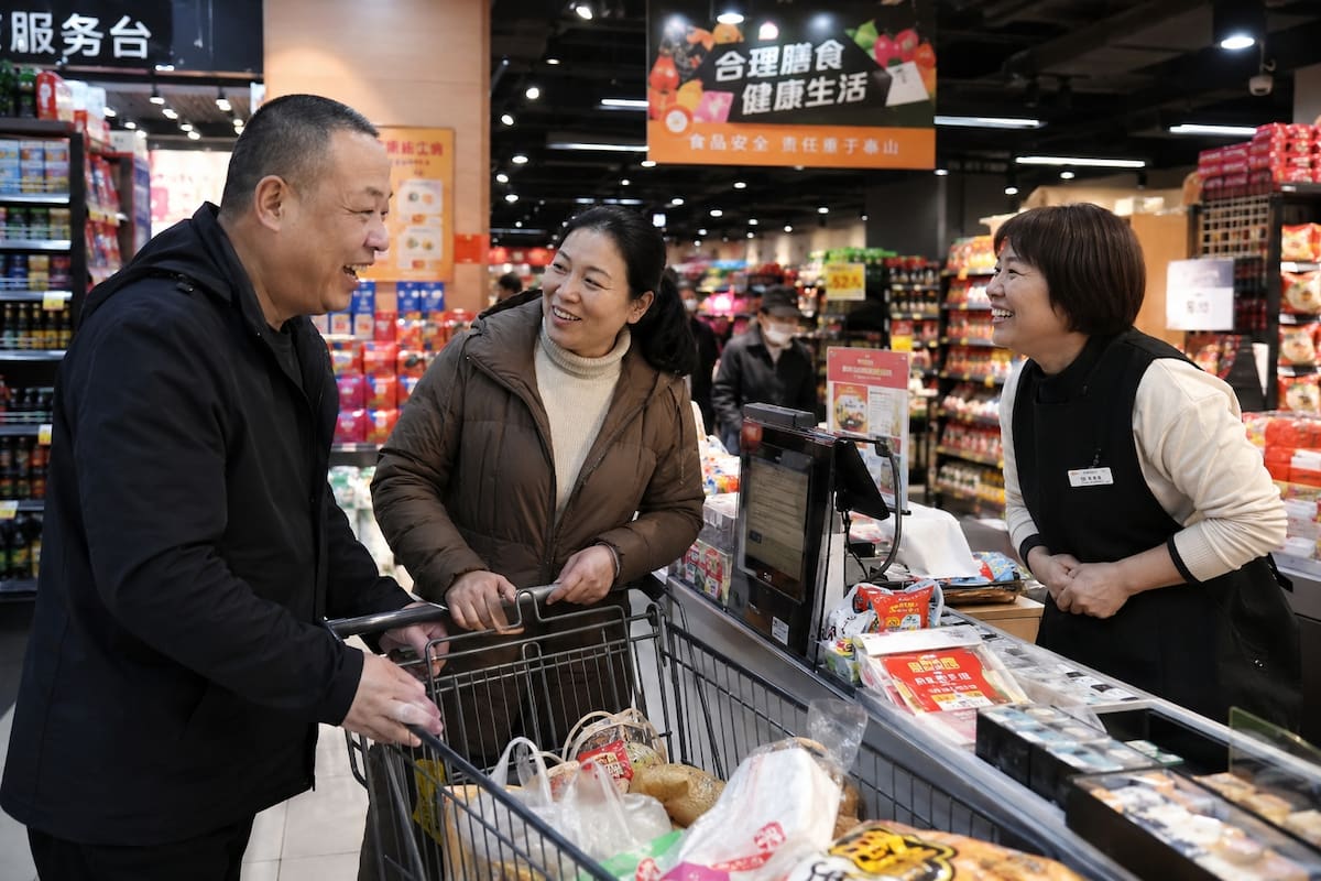 Clientes y personal conviven dentro de un supermercado de Pang Dong Lai en China, empresa que mantiene una política de días libres adicionales para sus trabajadores. Imagen ilustrativa generada con IA. | Crédito: ChatGPT
