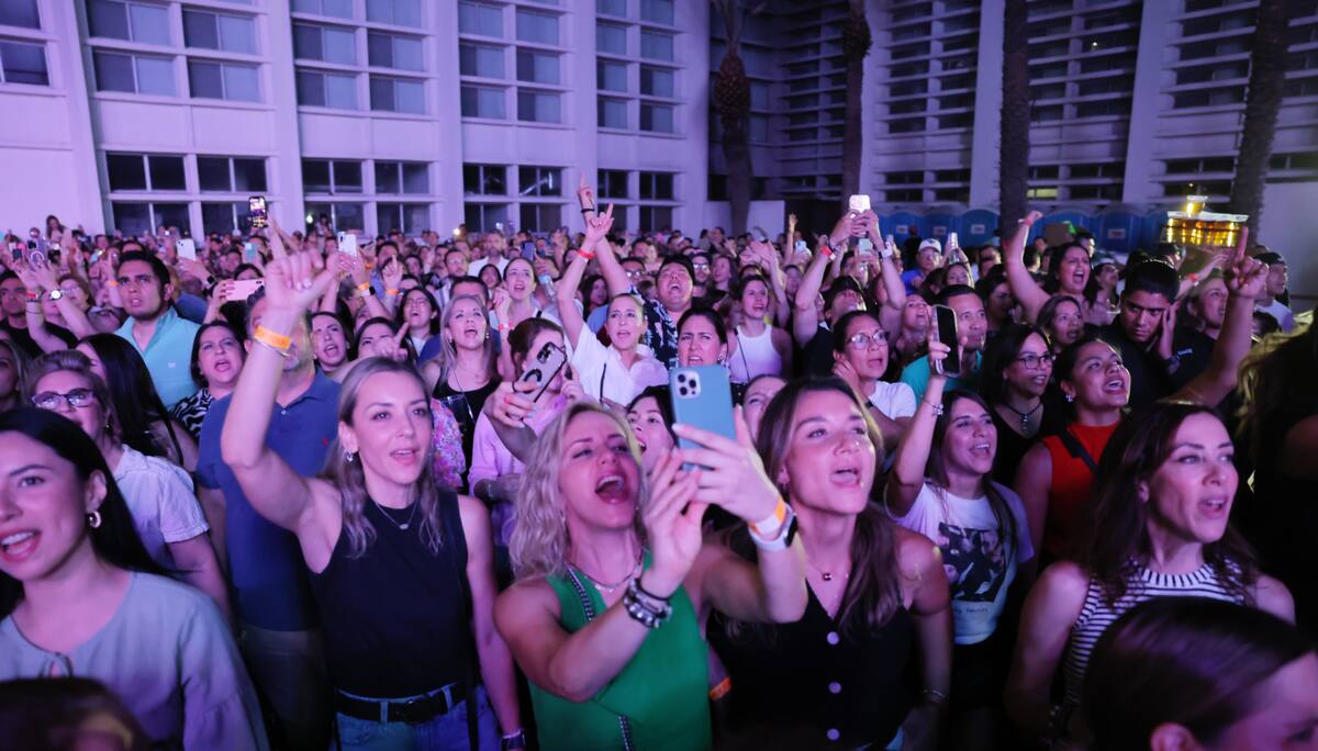 Los asistentes al 90 Pop Tour buscaban llevarse la foto del recuerdo de su grupo favorito. FOTO: JULIÁN ORTEGA