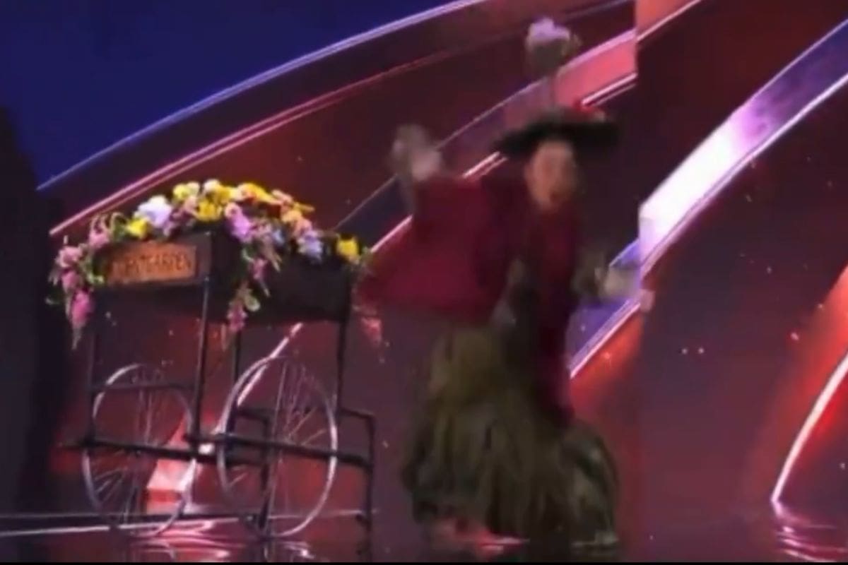 Miss Gran Bretaña se cae en la pasarela de Miss Universo 2025: luego confirma que fue parte del show