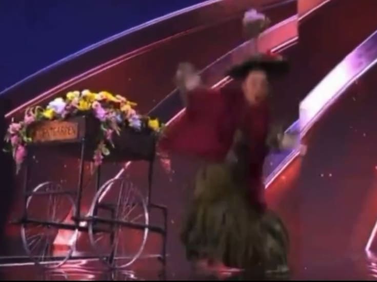 Miss Gran Bretaña se cae en la pasarela de Miss Universo 2025: luego confirma que fue parte del show