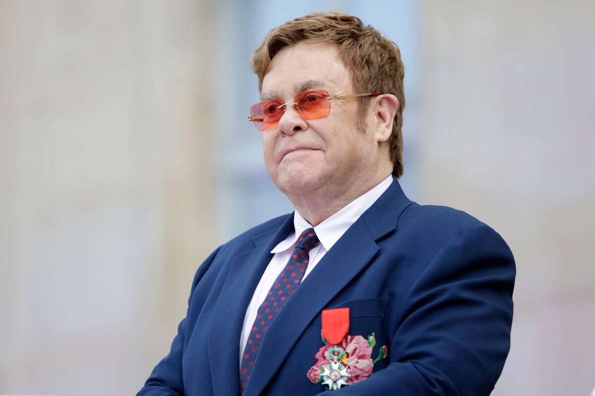 Elton John ha perdido la vista del ojo derecho durante cuatro meses debido a una infección