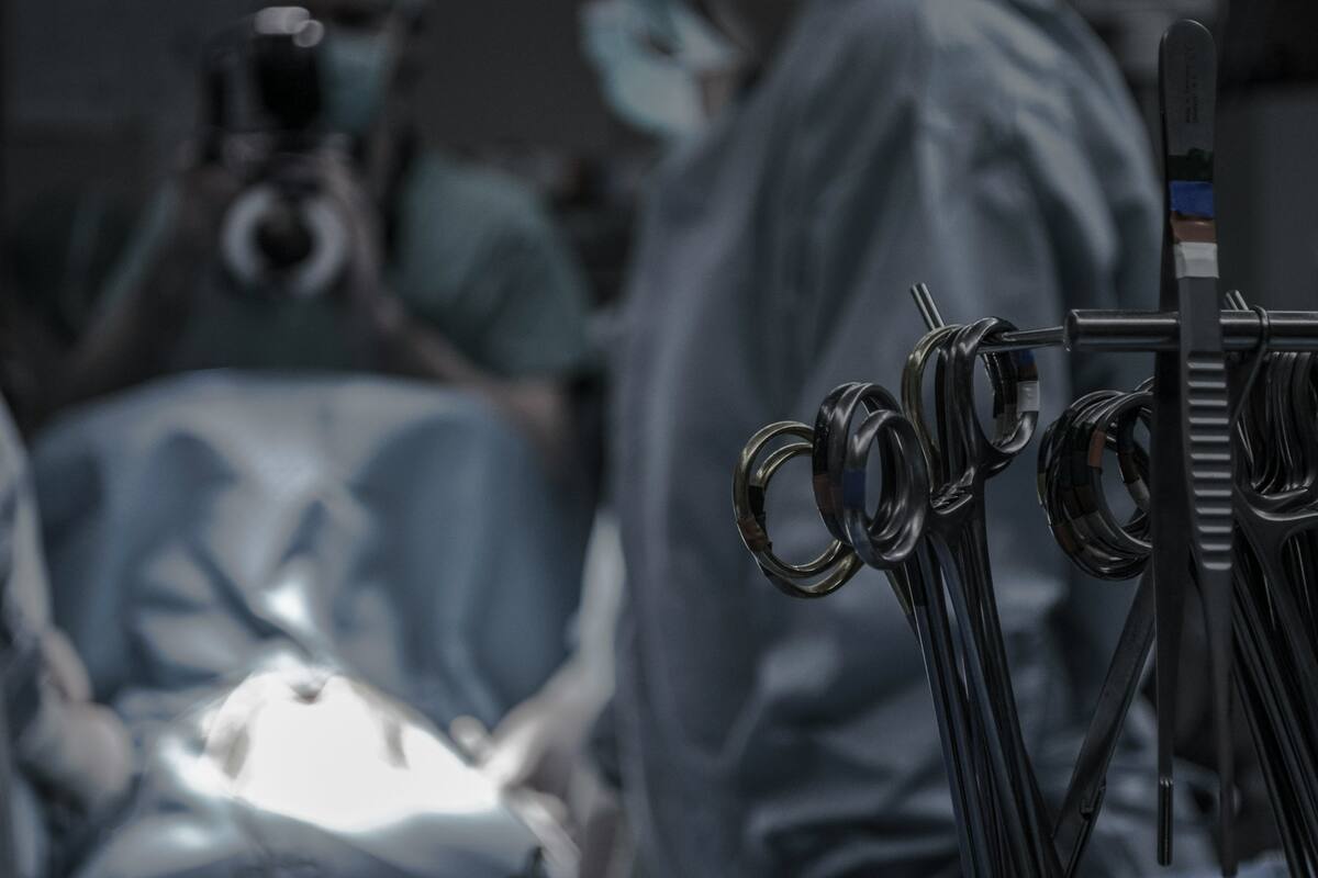 Colombia: No era médico y le inyectó a un hombre biopolímeros en los glúteos; tuvo una embolia y murió