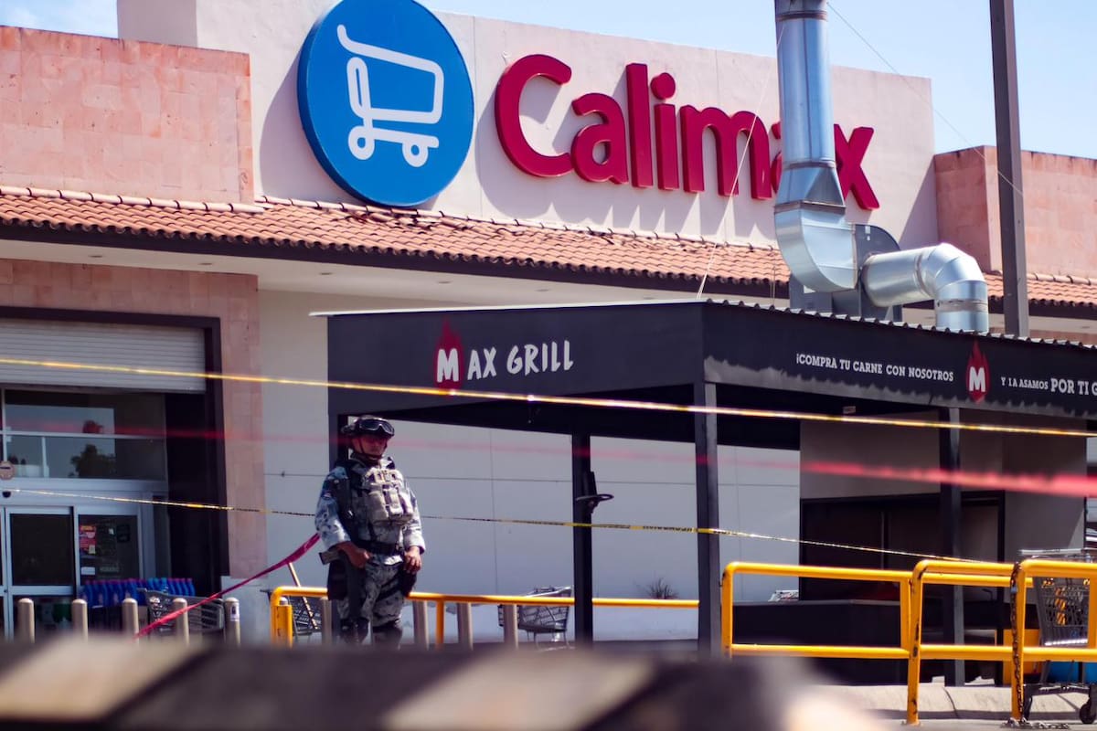 Hombre muere y otro resulta herido en ataque armado frente a Calimax Olivos en Tecate