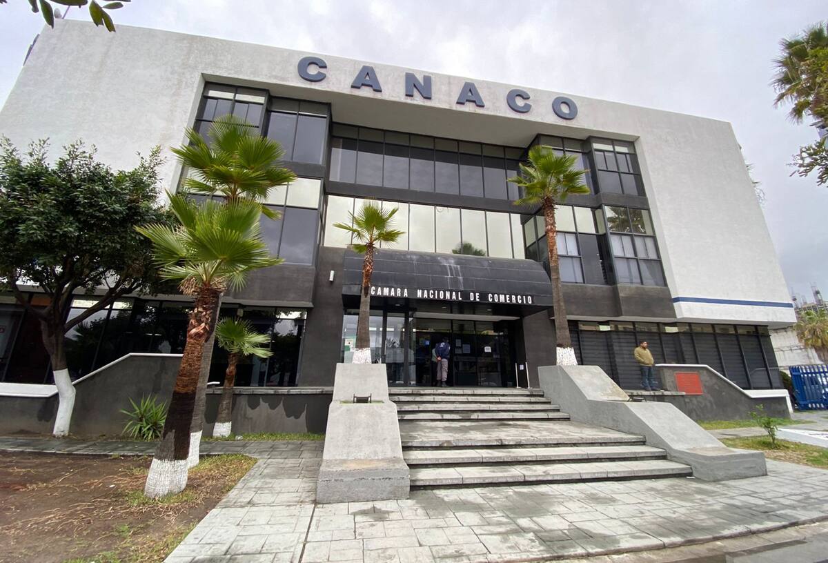 La manifestación de este jueves obligó a que cerraran las puertas de las instalaciones de Canaco ubicadas en Zona Río.