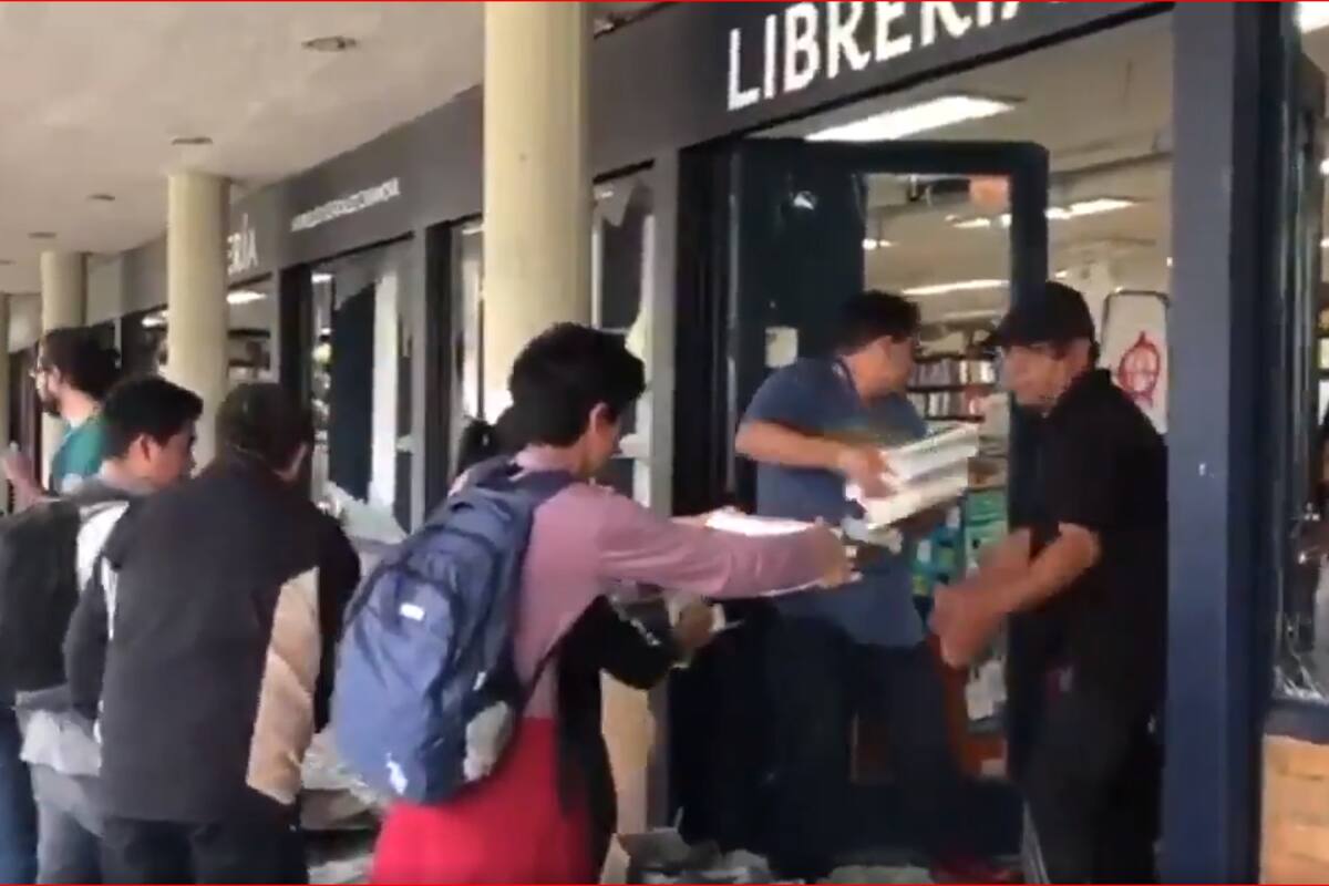 Estudiantes de la UNAM recogieron libros y limpiaron tras destrozos por vándalos
