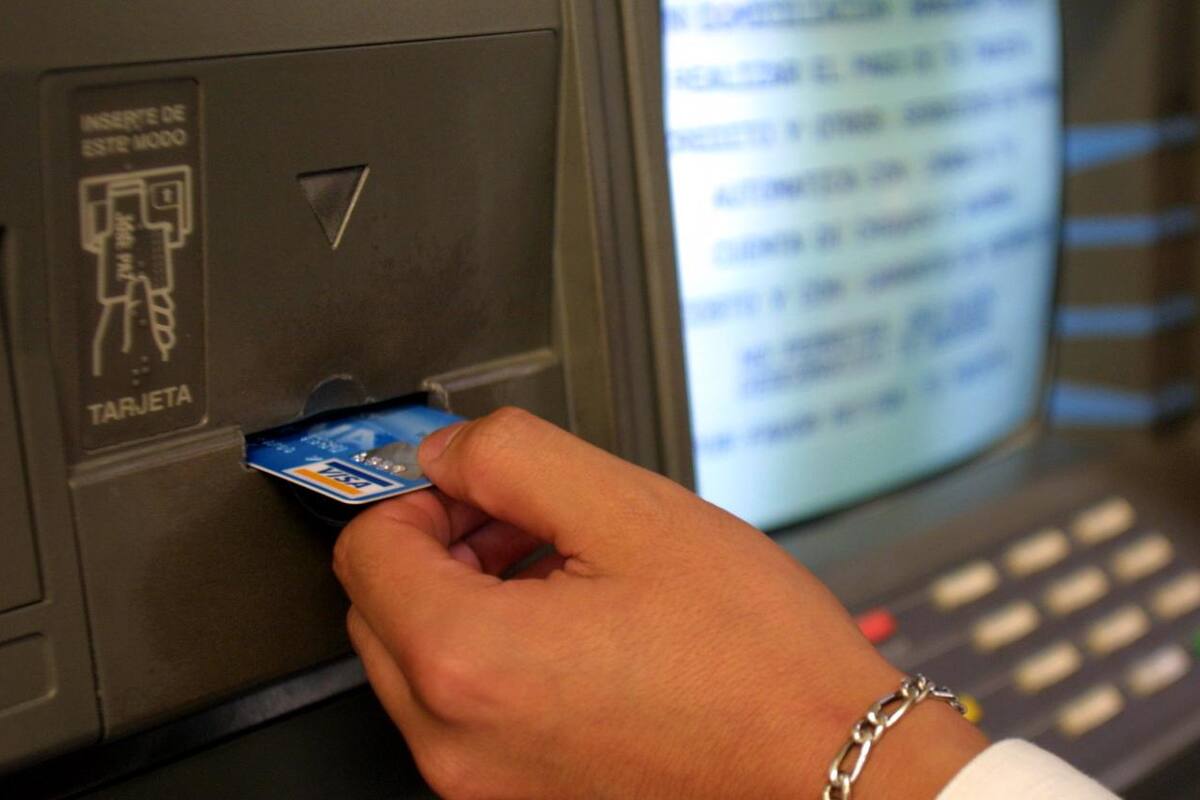 ¿Cuánto cobran de comisión los cajeros por retiro de efectivo de otra institución?