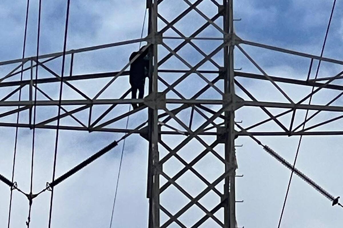 Hombre ha permanecido por más de tres horas arriba de torre de alta tensión en Rosarito