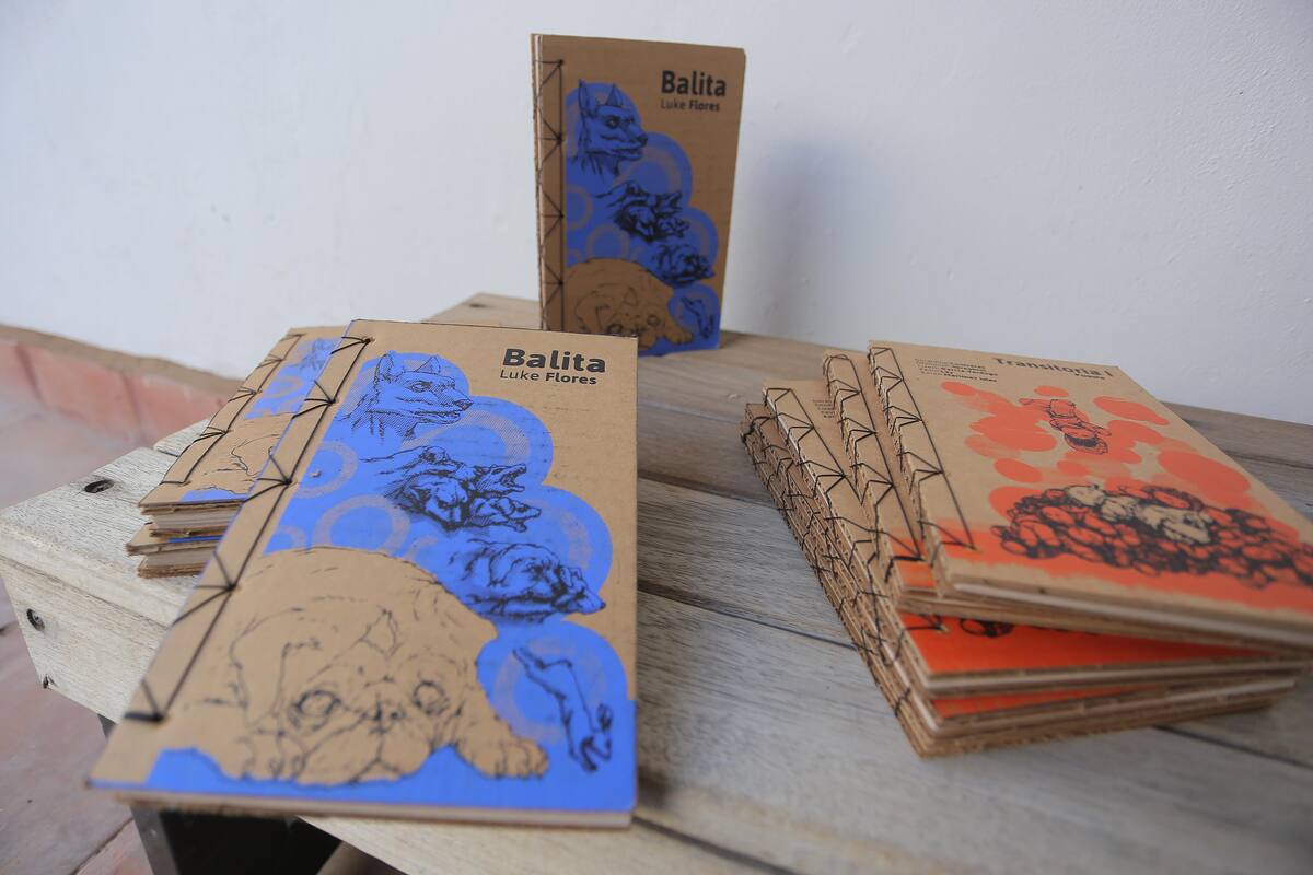 Martìn Jaramillo imparte el taller para reciclar papel y cartòn viejo y hacer libros ecològicos escritos con tinta de soya.