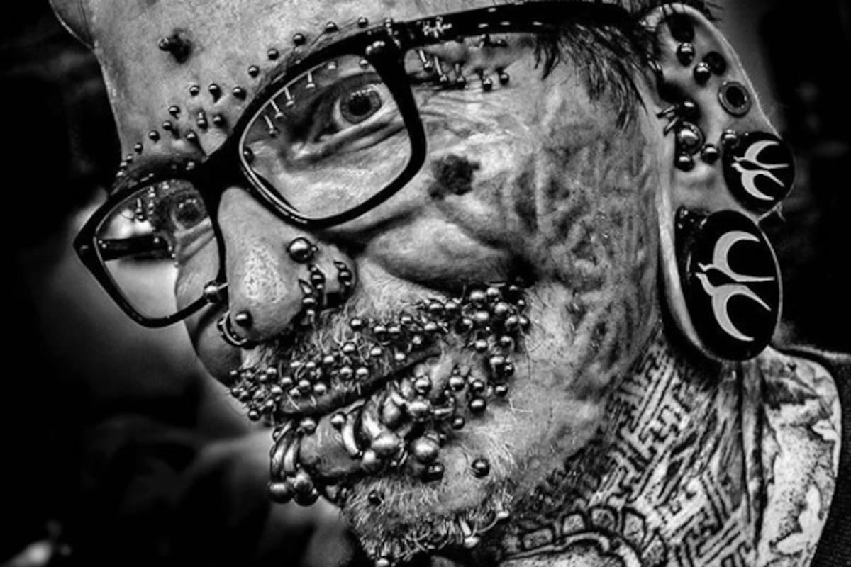 La persona con más modificaciones corporales, incluidos dos cuernos y más de 450 'piercings'