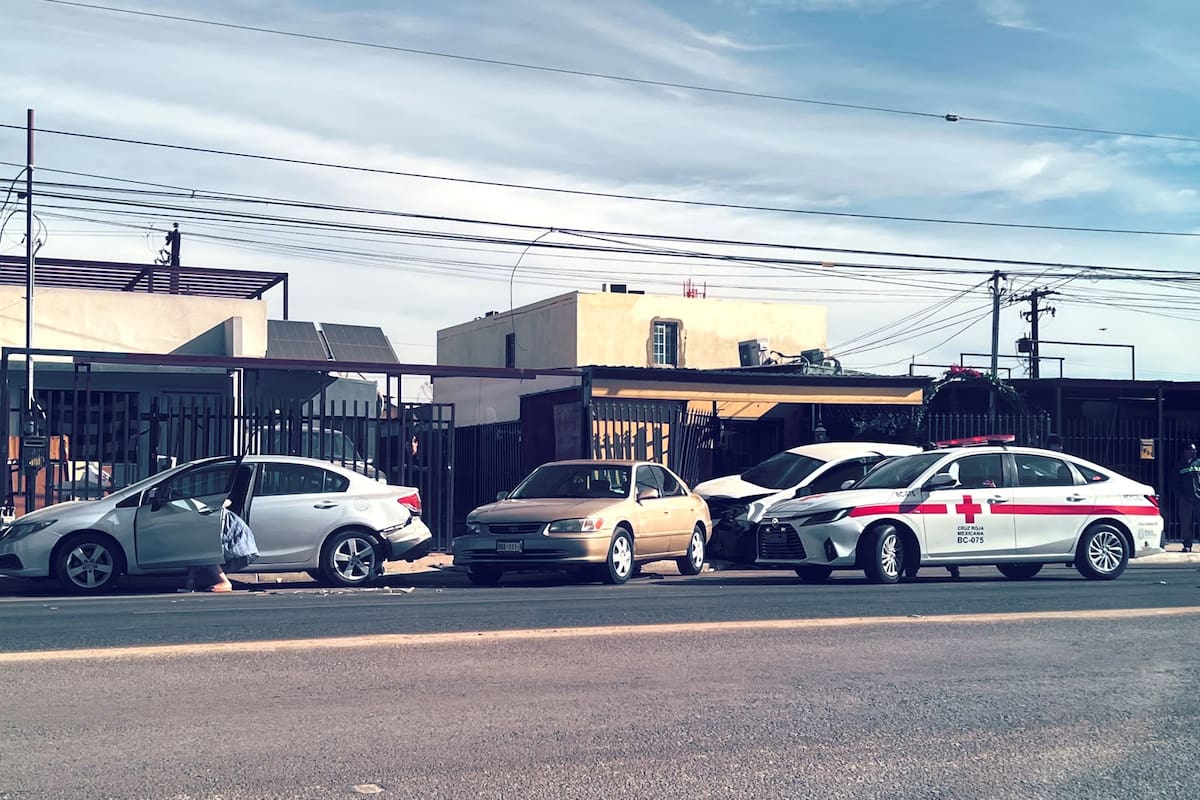 Choque de tres vehículos deja a una persona lesionada en Valle Dorado; uno de ellos impactó en cerco de una casa