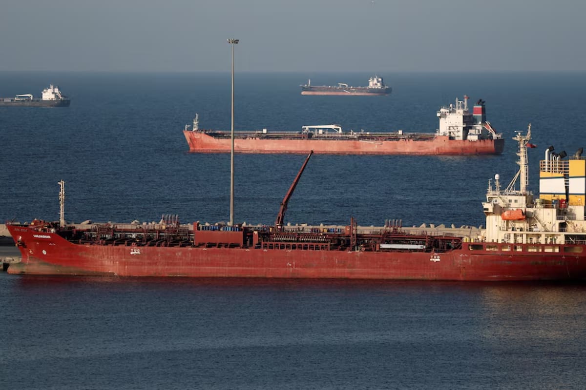 El petróleo vuelve a fluir por Ormuz hasta recuperar 81% del nivel previo a la guerra mientras Arabia Saudí reactiva su oleoducto hacia el mar Rojo, una combinación que aumenta la oferta disponible y presiona al Brent por debajo de 100 dólares