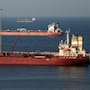 El petróleo vuelve a fluir por Ormuz hasta recuperar 81% del nivel previo a la guerra mientras Arabia Saudí reactiva su oleoducto hacia el mar Rojo, una combinación que aumenta la oferta disponible y presiona al Brent por debajo de 100 dólares