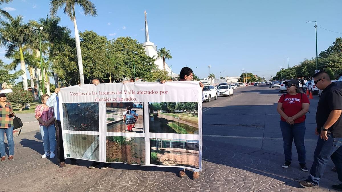 Vecinos de la colonia Jardines del Valle se manifiestan por drenajes colapsados