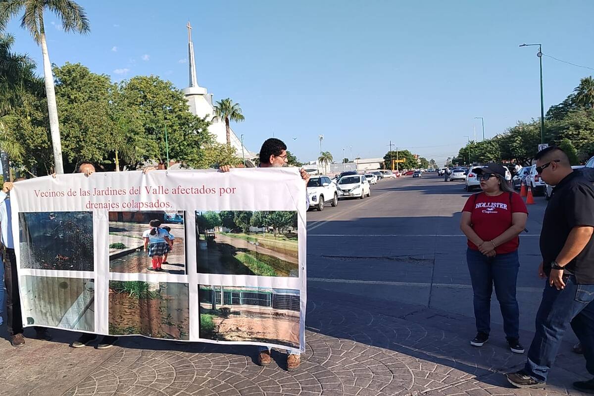 Vecinos de la colonia Jardines del Valle se manifiestan por drenajes colapsados