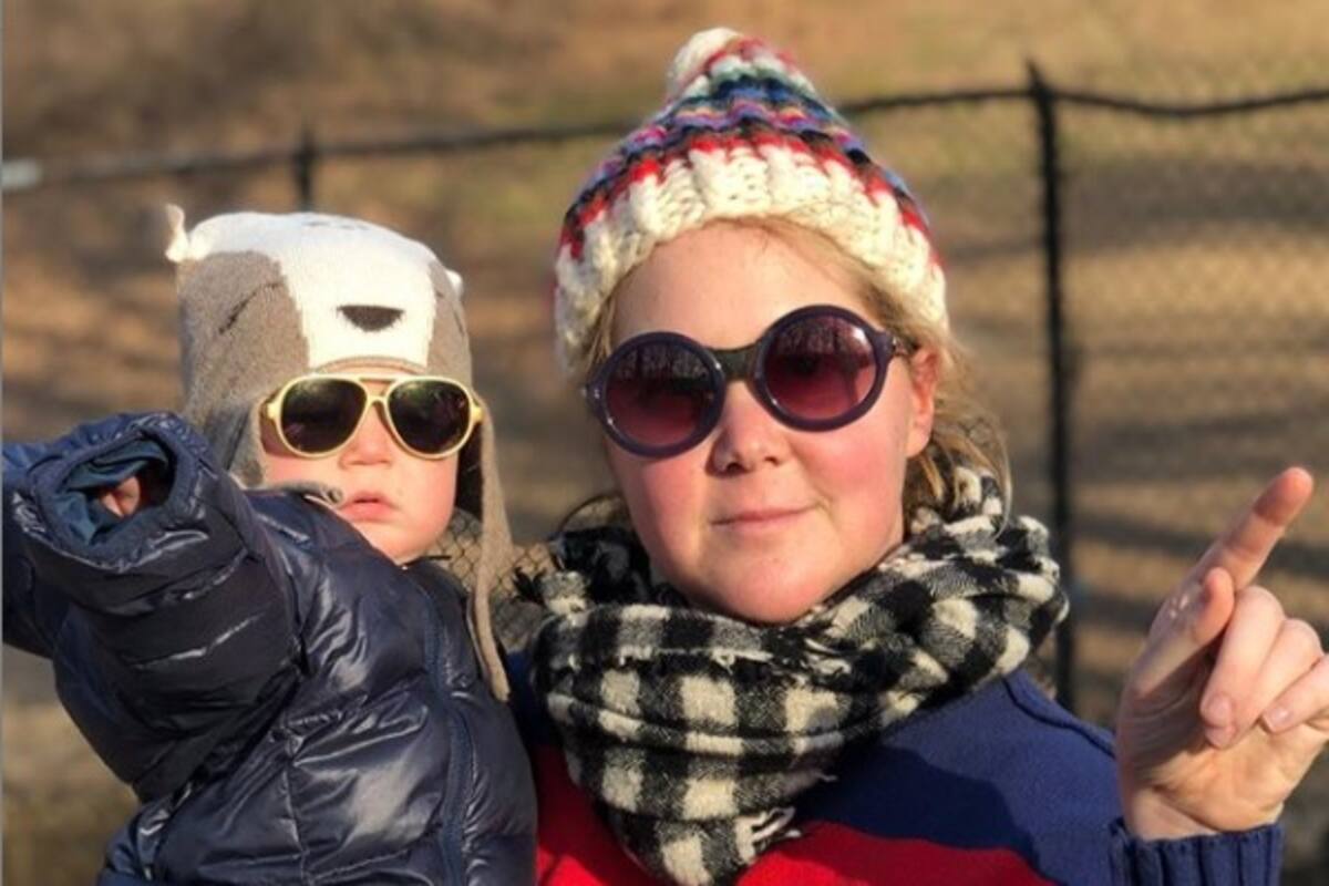 Amy Schumer llega a hogar de ancianos con su bebé a saludar a su padre desde la distancia
