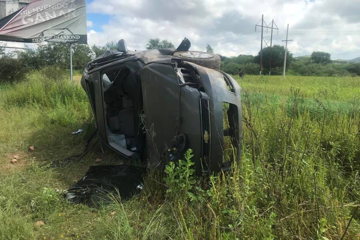 Conductor pierde control del volante y se vuelca