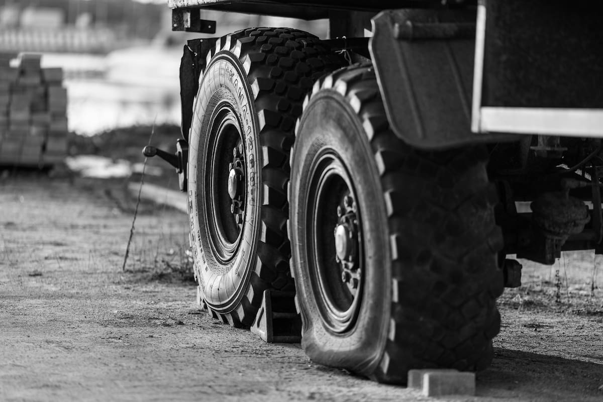 La tecnología reemplaza el aire por una estructura abierta muy flexible, que por el momento se usa en vehículos militares y todavía no llega a los automóviles tradicionales. | Foto: Unsplash