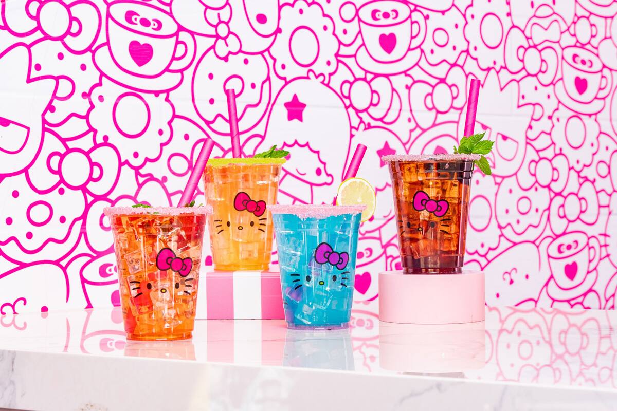 Coloridas bebidas con el sello característico del famoso personaje se pueden adquirir en “Hello Kitty and Friends Café”.