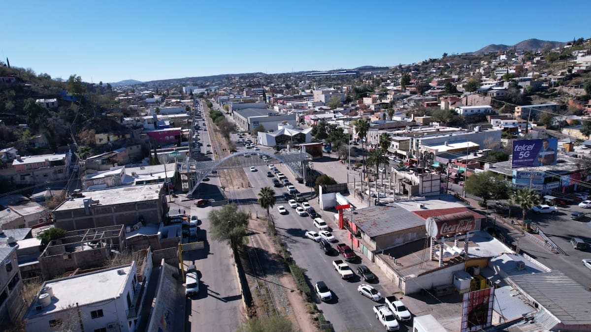 Largas filas y demoras de más de 100 minutos en garitas de Nogales por puente escolar. Foto: Especial