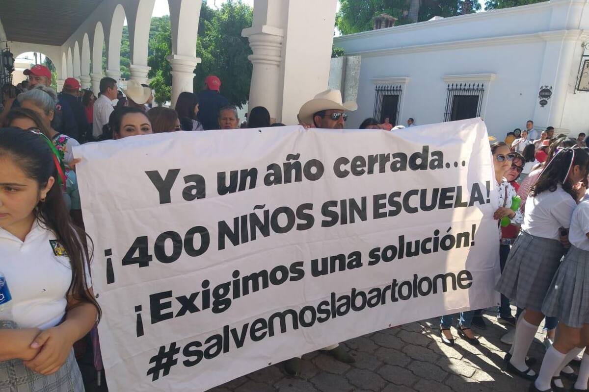 Se manifiestan padres de escuela de Álamos