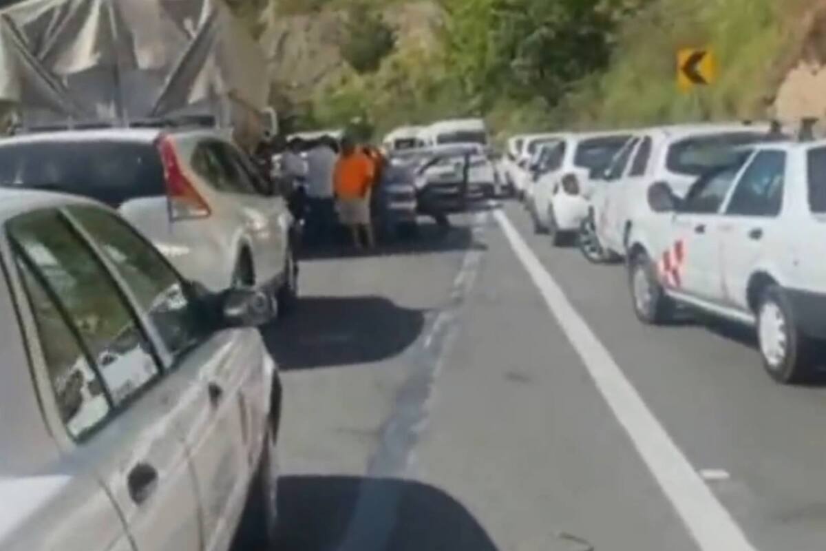 Taxistas liberan carretera Tenango-Ixtapan de la Sal luego de 13 horas