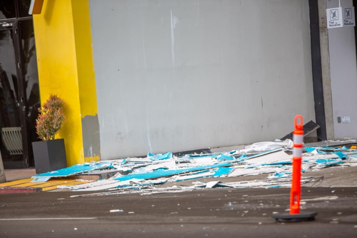 Ráfagas provocaron cierres viales y evacuaciones preventivas en la avenida Revolución. Foto: Border Zoom