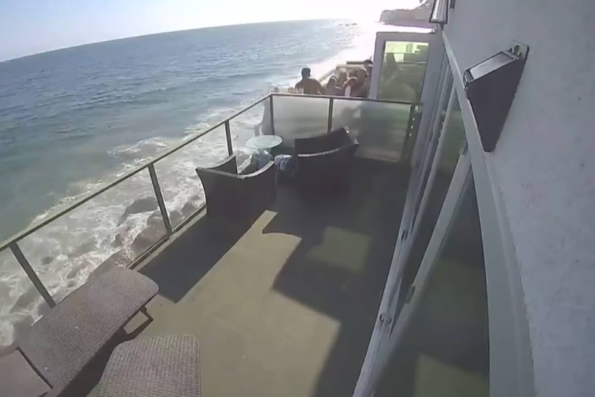 Video: Colapsa balcón en la playa y caen más de 15 personas; reportan 9 heridos
