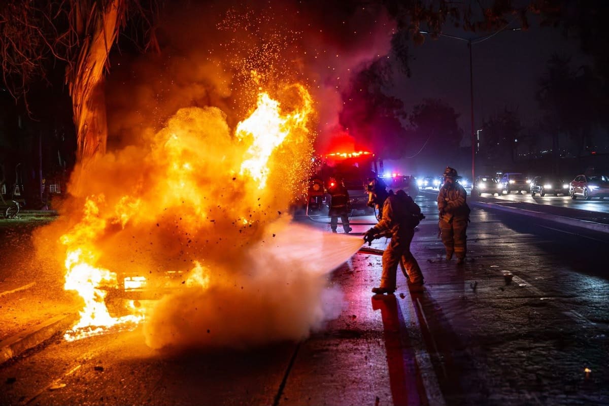 Se incendia automóvil sobre la Vía Rápida Oriente, cerca de la Ready Lane