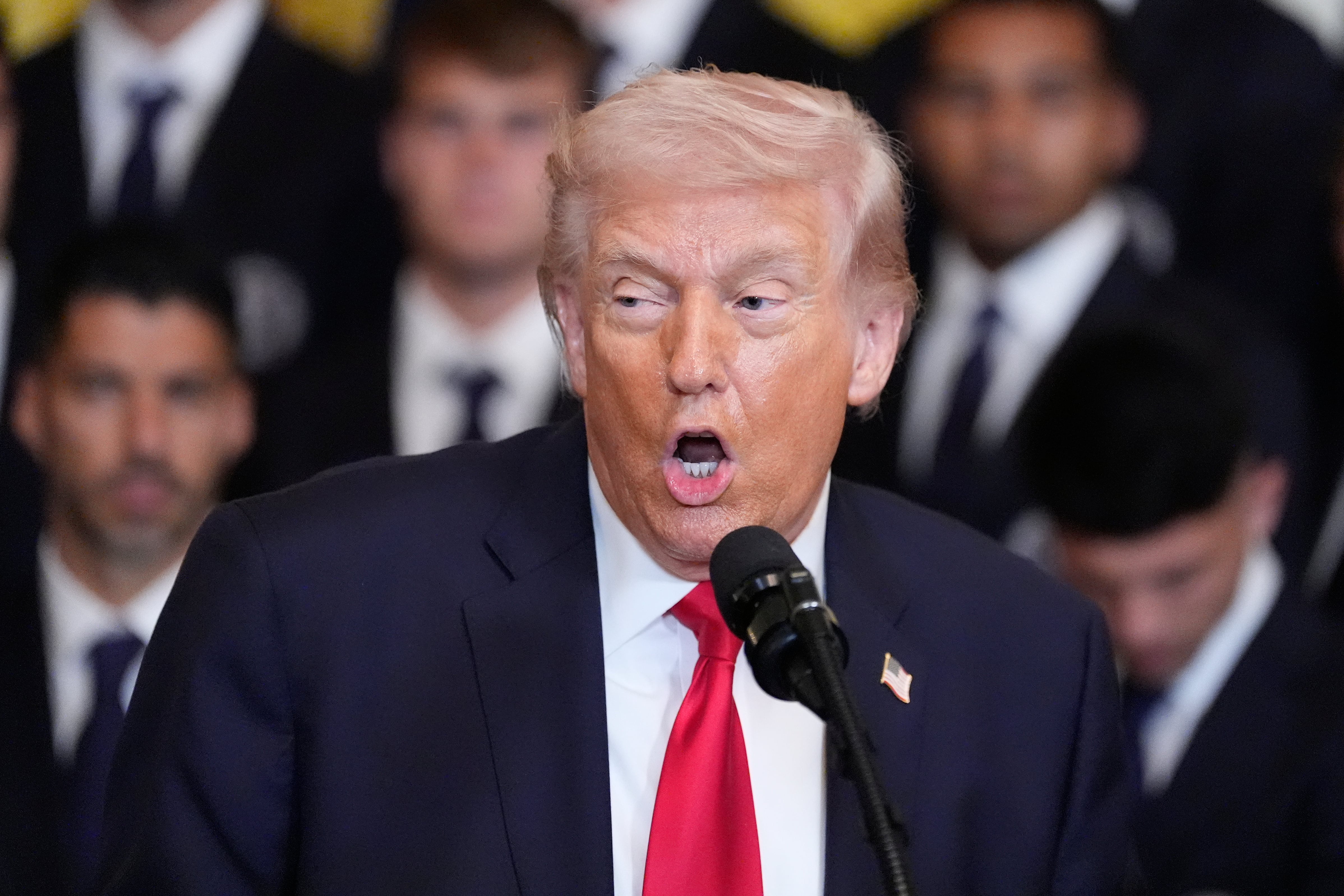 Donald Trump amenaza con imponer aranceles del 100% al vino y champagne de Francia si no eliminan impuestos a empresas tecnológicas