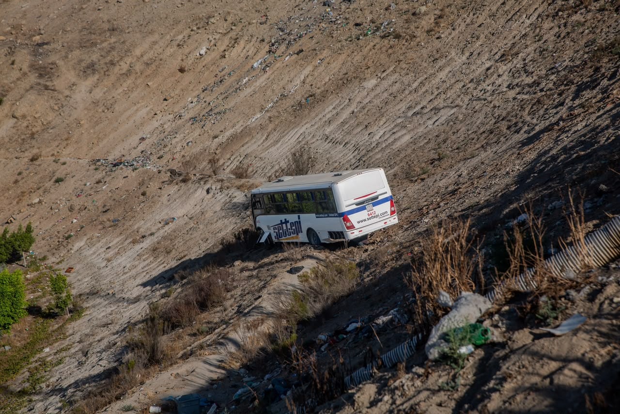 Un camión de transporte de personal de Settepi cayó a un desnivel tras un percance con una pipa de Bomberos en Mesa de Otay. Foto: Border Zoom