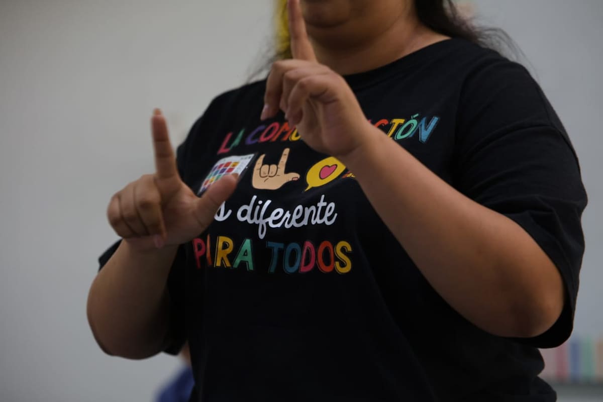 Madre sorda comparte testimonio sobre inclusión y barreras en el Día del Sordo