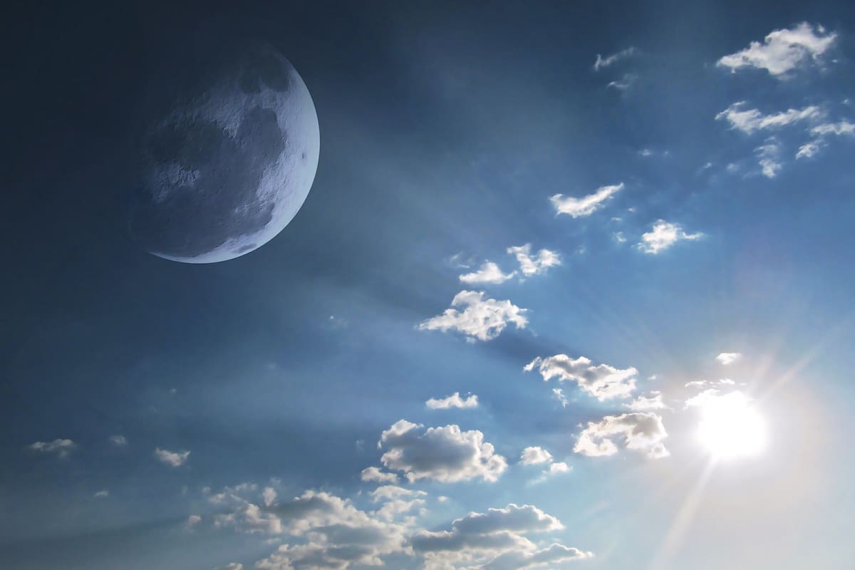 ¿Por qué a veces aparece la luna a plena luz del día?